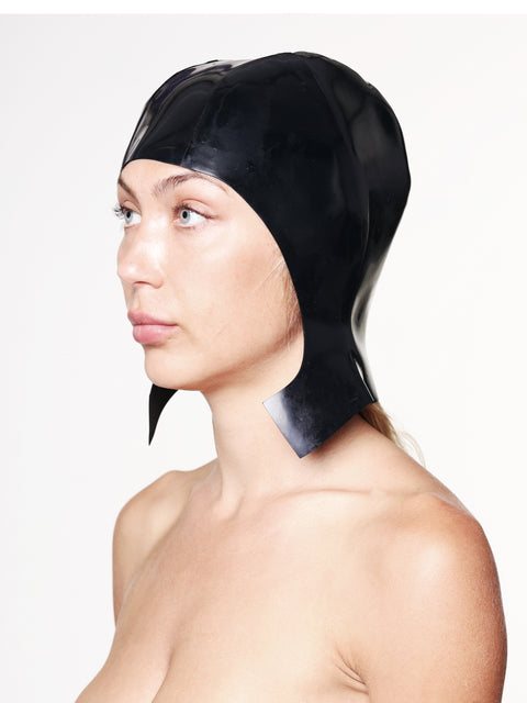 HARRI black cap with ear flaps made of shiny material worn by woman in profile