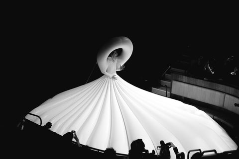 Nemo performing The Code inside the HARRI London Le Chapiteau inflatable latex dress at the Royal Academy of Arts, London Fashion Week June 2024, photographed by Rossella Damiani