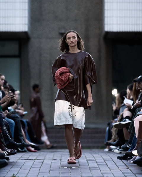 HARRI Oversized brown t-shirt with printed white shorts