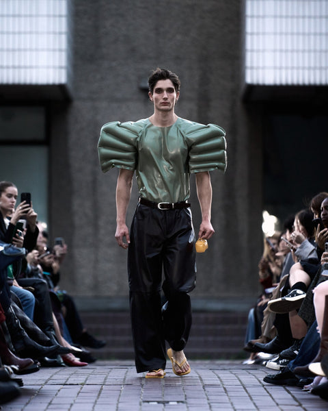 HARRI Inflatable sleeves green t-shirt with black leather trousers
