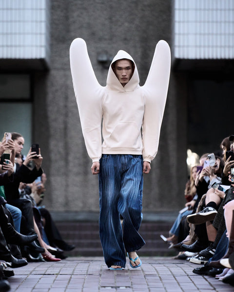 HARRI inflatable sleeve white hoodie with printed jeans