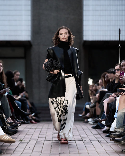 HARRI Black jacket with printed white trousers