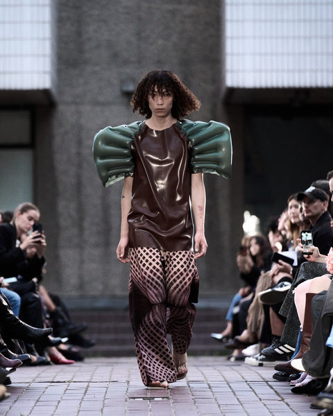 HARRI Inflatable sleeves t-shirt paired with printed brown trousers